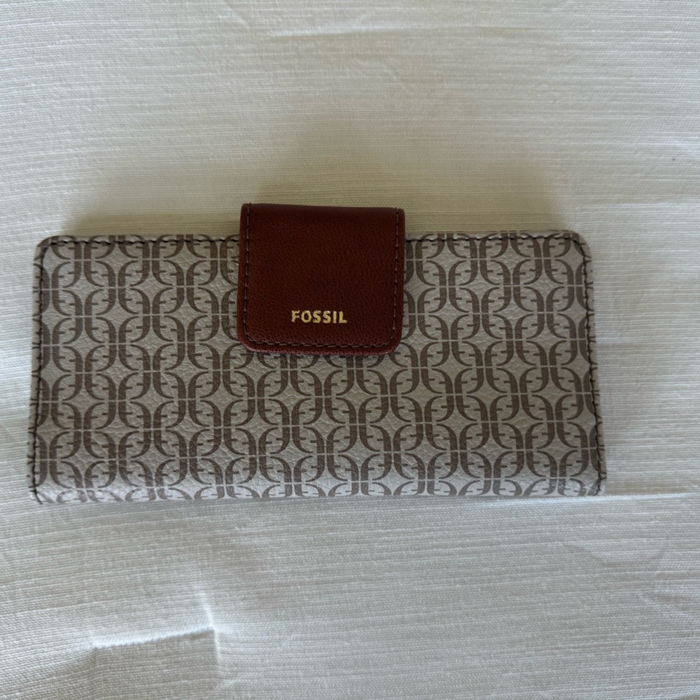NWT FOSSIL TAUPE/TAN BI-FOLD WALLET